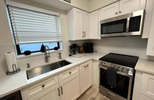 Modern Tropical Oasis with Arcade, HotTub & MiniGolf - Foto 21