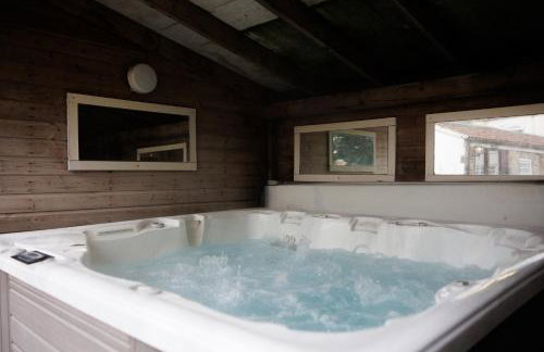 The Farmhouse with two hot tubs - Foto 44