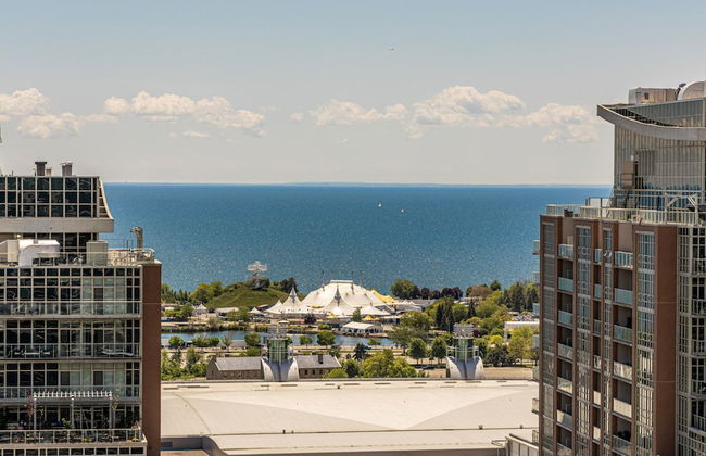 1BR Penthouse w Lakeviews-Pool-Gym - Foto 1