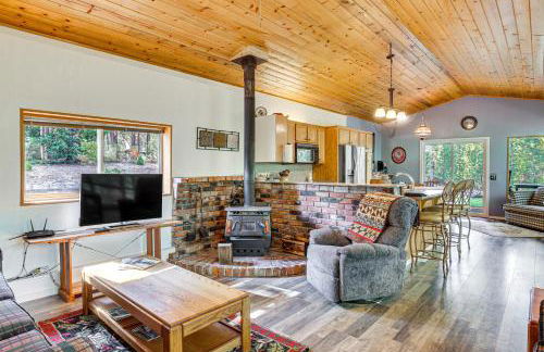 Woodsy Cabin Retreat about 4 Mi to Crescent Lake! - Foto 1