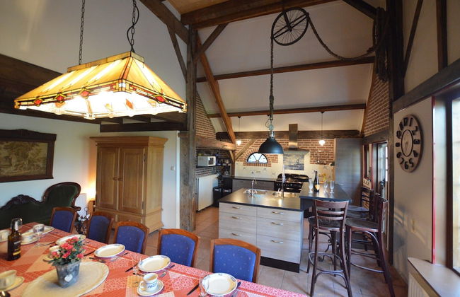 House Situated Peacefully on a Vast Green - Foto 7