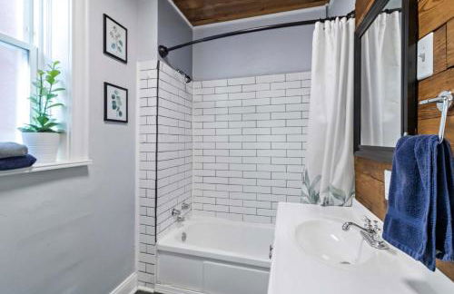 Pet-Friendly Benton Park 1BR Apt with Private Backyard - Foto 26