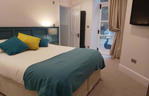 The West Wing at Eriviat Hall Hot Tub - Photo 70