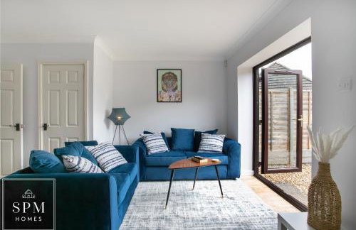 Large 3 Bed House - Long Stays Welcome - Smart TVs in Each Bedroom - Parking - Wifi - Foto 8