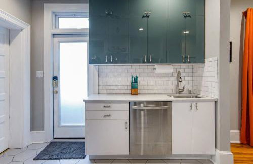 Mid-Century Marvel Steps from Restaurants Bars and Markets 3BR & 2BA - Foto 15