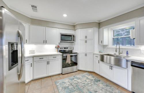 Deck and Views Spacious Lake House Escape - Foto 7