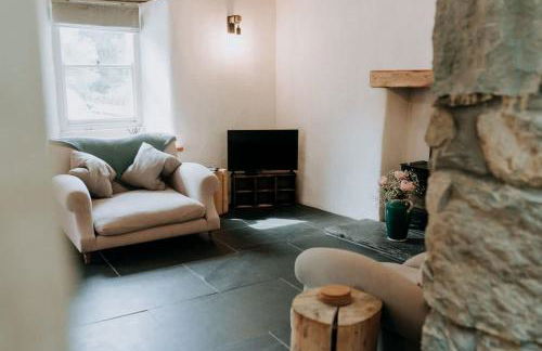 Cute and cosy 2 bed cottage in beautiful Solva - Photo 7