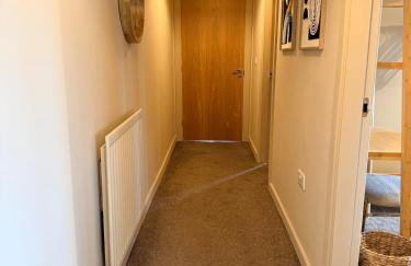 Luxury 2bed Sleeps 4 Flat Nr White Rose w Free Parking, Desks and Fast WiFi - Foto 18