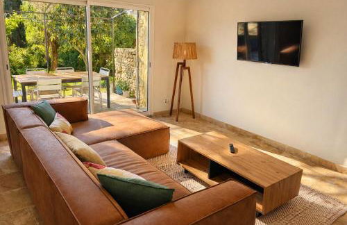 Maison en pierre avec piscine chauffée, jacuzzi et vue sur Gordes - Photo 11