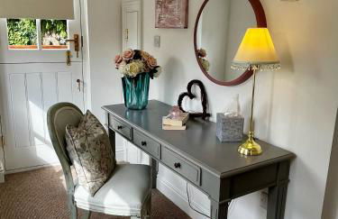 Flower Cottage by Ludlow Castle with Onsite Parking - Photo 21