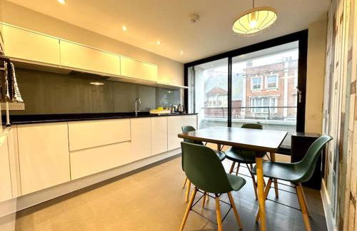 Luxury Apartment Next to the Beach New 2 Bedroom - Great Location - Fast WiFi - Smart TV - sleeps up to 4! Close to Purbeck, Corfe Castle, Sandbanks, Poole & Bournemouth - Foto 2