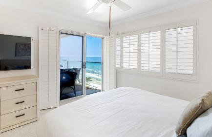 Oceanfront Gem w Balcony Pool Hot Tub Carbon Beach Access Bluewater Haven by AvantStay - Photo 14