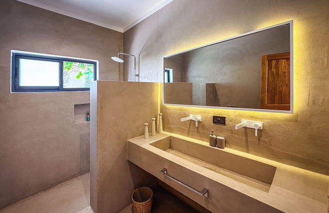 Solymar Staffed Beach Front Villa - Photo 80