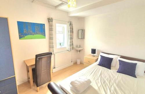 Pool, drinks and a hot tub! - Photo 10