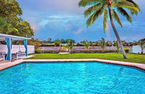 NEW Waterfront Tropic Oasis - Heated Pool, Canal, Dock, Air Hockey - Foto 1