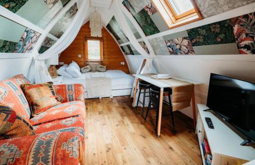 Robin Nest - Cosy Shepherd's Hut Hideaway - Photo 24