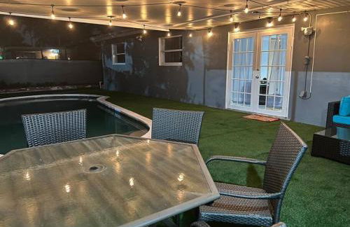 Royal Luxe Pool Home near Ft Laud airport and each - Photo 37