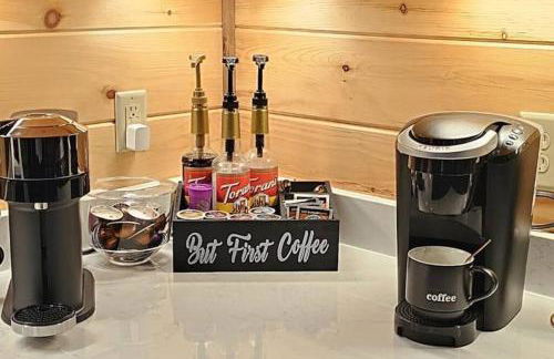 WolfCabin Lux Family Home, Fire Pit, Hot Tub, ADA ramp, ez paved rds - Foto 40