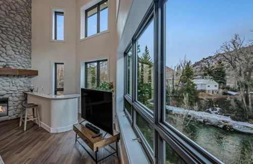 Cozy mountain home w riverfront patio - Foto 34