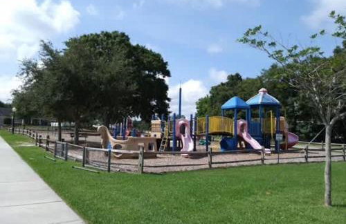 StylishAptWtrGrdnOppLake&Prk&Yrd - Foto 28