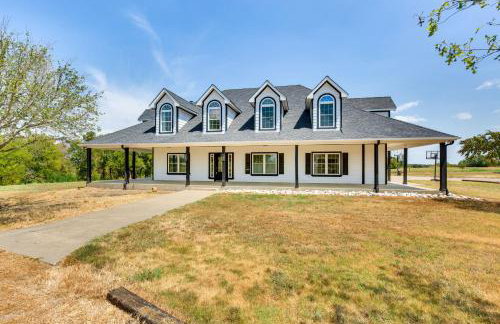 Unwind Fireside Wills Point Gem with Hot Tub and Pond - Foto 1