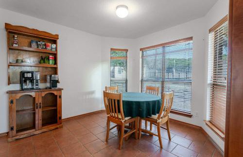 Family Lakefront Home with Large Porch - Foto 18