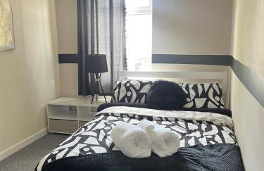 The Hive 2-Bed Apartment with Kitchen and Private Bathroom in Lively Monton Village - Sleeps 4 - Free WiFi - Parking Nearby - Foto 14