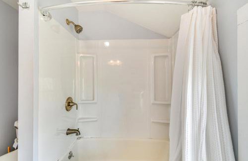 Lakefront Cayuga Retreat with Private Deck and Hot Tub - Foto 31