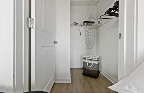 Chic Studio - 5 Min DT, Gym, Parking, W-D - Sleeps 6 - Foto 23