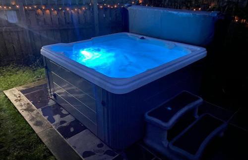 Luxury Farmhouse Retreat with Private Hot Tub & EV - Foto 32