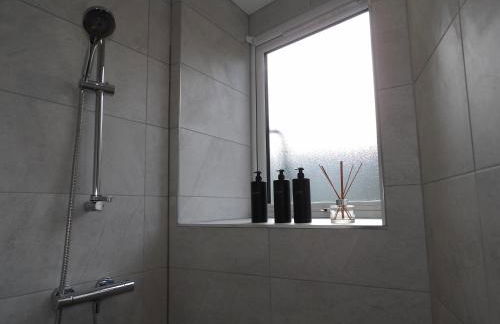 City Convenience, Calm Comfort-- A Stylish One-Bedroom Retreat Just 3 Stops from the Heart of the City - Foto 25