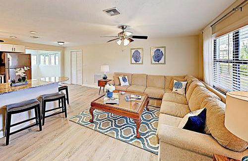 Breezy Bungalow - Photo 1