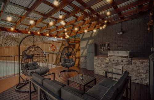 Glamorous Mansion w Private Pool and Cinema Room - Photo 47