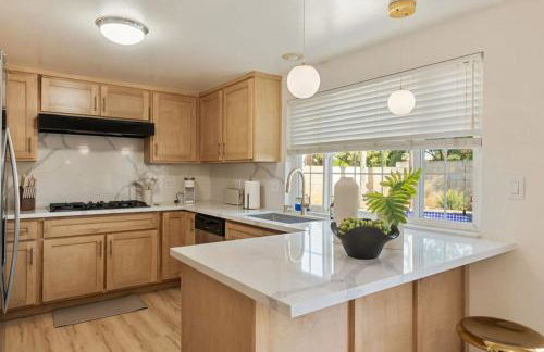 Sunlit Oasis with Heated Pool and Jacuzzi 20 minutes to Disneyland - Foto 41