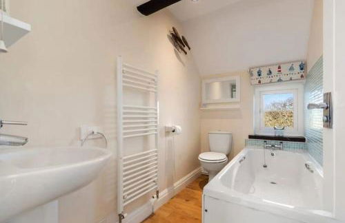 Meadowsweet Cottage Jacuzzi Edition - Photo 10