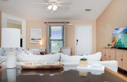 Woofs and Waves by Pristine Properties Vacation Rentals - Foto 43