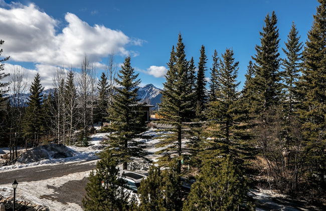 Dream 4-Br 4-Ba Chalet | Private Hot Tub | 2 min to Jasper National Park Gates - Photo 34