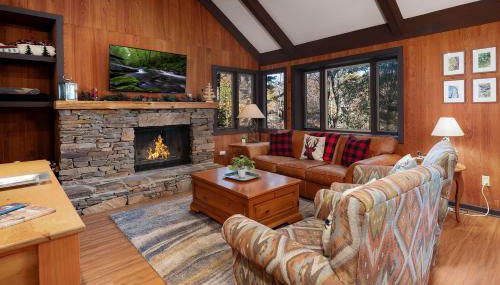 Chicadees Lake Lookout - A wood-burning fireplace, beautiful lake views, king and queen bedrooms, deck dining, and easy access t - Foto 4