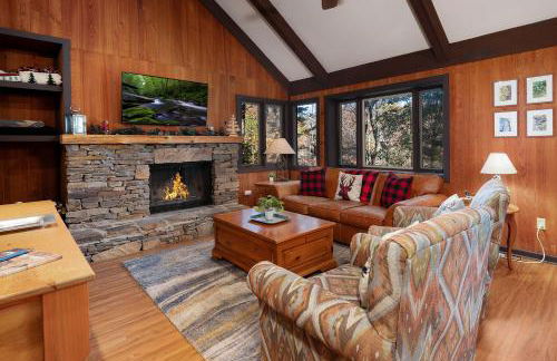Chicadees Lake Lookout - A wood-burning fireplace, beautiful lake views, king and queen bedrooms, deck dining, and easy access t - Foto 4