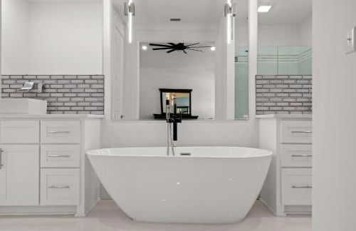 Brand NEW Expansive Coastal Home w/ Custom Furnishings Sleeps 15 - Photo 66