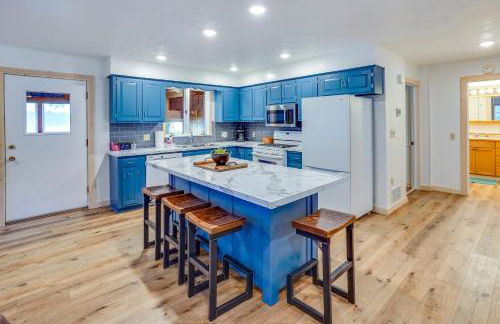 Waterfront Spirit Lake Vacation Rental with Dock! - Foto 7