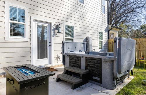 Bancroft Bungalow - Hot Tub, Fire Pit - Near Uptown - Foto 8