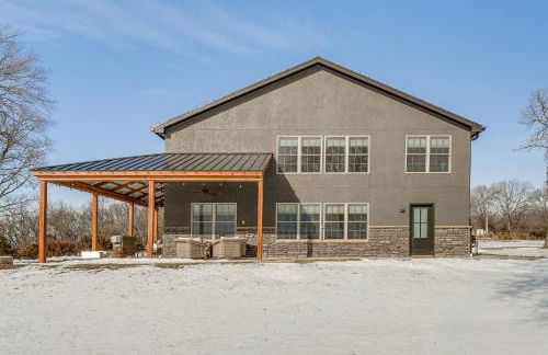 Patio and Fishing Pond! Modern Barndominium Near KC - Foto 29