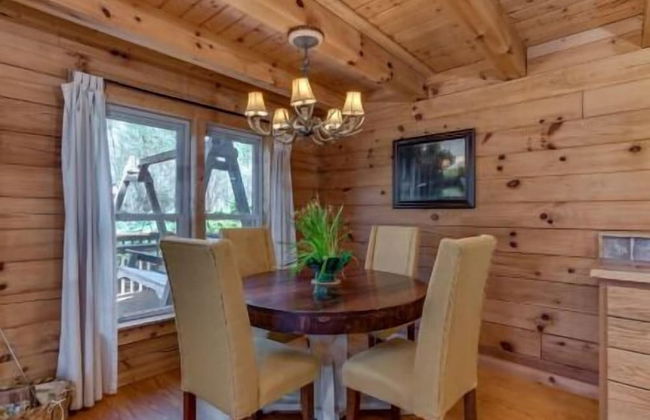 Horseshow Hideaway – Pet Friendly Cabin, 7 Minutes to TIEC - Foto 9