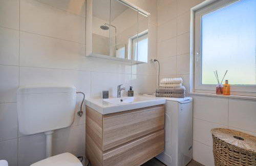 Romantic retreat private jacuzzi and mountain views Split area - Photo 26