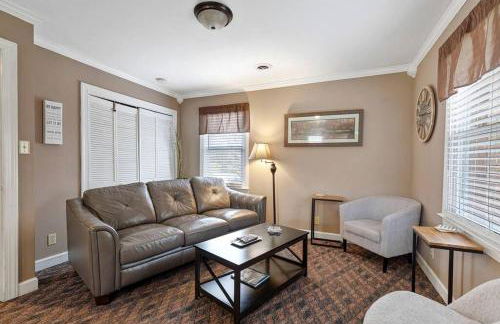 Peaceful Historic Villa with Hot Tub & Pool near Downtown Nashville, Tennessee - Photo 16