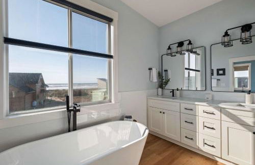 Brand-New Beach Retreat Hot Tub Sleeps 13 - Foto 22