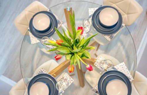 Solihull 2-Bed Flat with Parking-Ideal for Contractors, Business, Long Stays - Photo 12