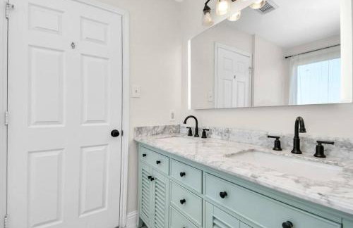 Tranquil 4-BR Oasis With Pool & Backyard Bliss! - Foto 38