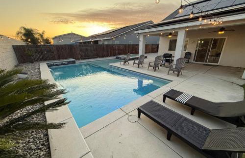 Spacious Home with Private Pool - Photo 64